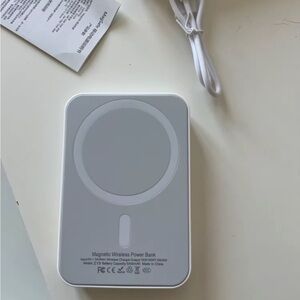 Magnetic Wireless Power Bank in White